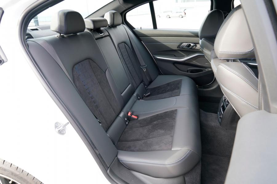 Интерьер BMW 330e M Sport (G20) 2019 года  (JP) (фото 5 из 10)